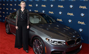 Jane Lynch mit der neuen BMW 5er Limousine