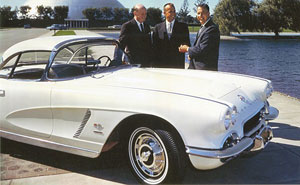 Alan B. Shepard (mitte) mit GM Styling President William L. Mitchell (links) und Chevrolet General Manager Edward N. Cole (rechts) mit Shepard's 1962 Corvette
