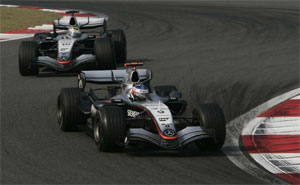 Kimi Rikknen vor seinem McLaren-Mercedes Teamkollegen Juan Pablo Montoya