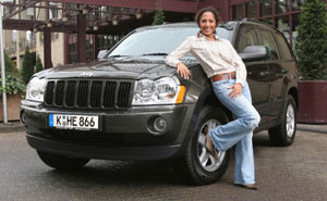 Jessica Wahls mit Ihrem Jeep Grand Cherokee
