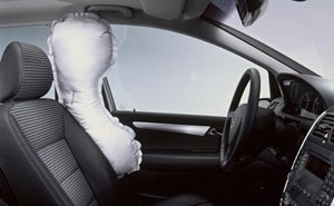 Airbag in der Lehne: Auch in der A- und B-Klasse setzt Mercedes-Benz als Seitenaufprallschutz serienmig Head-/Thorax-Bags ein; sie befinden sich in den Rckenlehnen der Vordersitze.