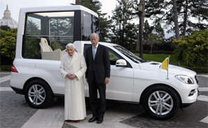 Dr. Dieter Zetsche bergab fr den Papst gefertigte Mercedes-Benz M-Klasse mit Sonderaufbau im Vatikan