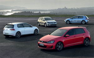 Volkswagen Golf GTI (links), Volkswagen Golf TGI BlueMotion (hinten, Mitte), Volkswagen Golf TDI BlueMotion (hinten, rechts), Volkswagen Golf GTD (vorne)