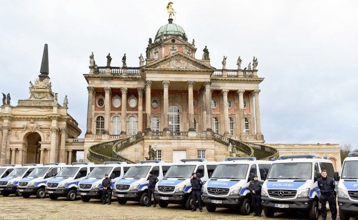 Formierten sich zur Übergabe an die Bundespolizei: Vans von Mercedes-Benz