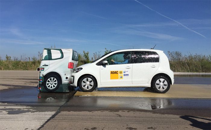 Nur auf nasser Fahrbahn zeigt der Notbremsassistent Schwchen.