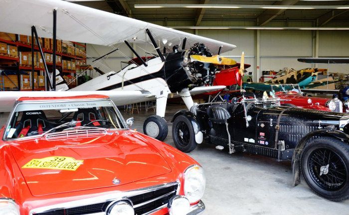 Technik, die immer noch begeistert, versammelt im Hangar.