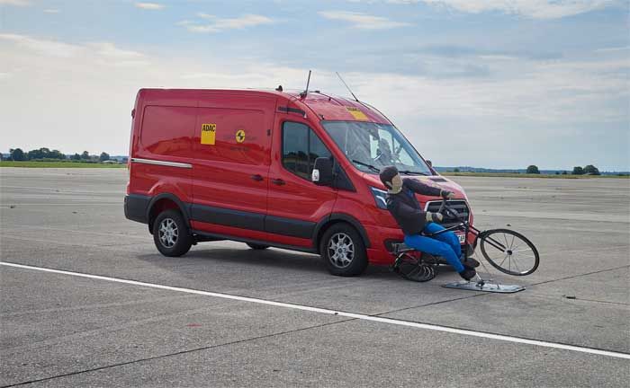 Sicherheitsrisiko Kleintransporter: Nutzfahrzeuge (Neufahrzeuge ab Juli 2024) mssen mit einem autonomen Notbremssystem ausgestattet sein, jeweils zwei Jahre spter auch mit Erkennung von Fugngern und Radfahrern. (Quelle: ADAC/Uwe Rattay)