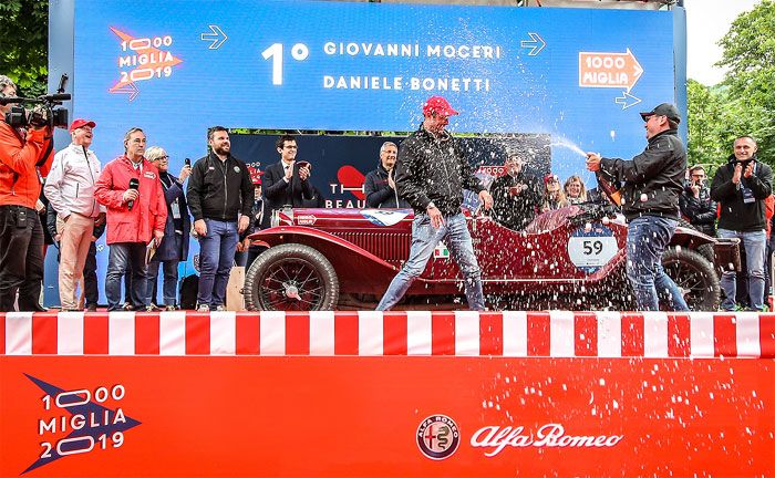 Giovanni Moceri und Beifahrer Daniele Bonetti gewinnen im 91 Jahre alten Alfa Romeo 6C 1500 Super Sport aus dem Werksmuseum