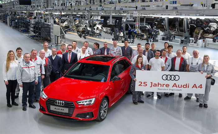 Audi-Mitarbeiter feiern 25. Geburtstag des Audi A4 in Ingolstadt