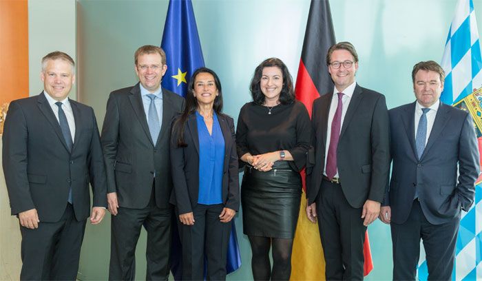 V.l.n.r.: Dr. Christian Lsel (OB Ingolstadt), Dr. Reinhard Brandl (MdDB), Grazia Vittadini (Airbus-CTO), Dorothee Br (Staatministerin fr Digitales), Andreas Scheuer (Bundesverkehrsminister), Bram Schot (CEO und Vorstandsmitglied AUDI AG)