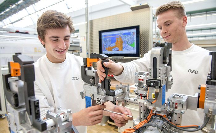 Generation Z bei Audi: Mechatroniker-Azubis erlernen den Umgang mit komplexen Produktionsanlagen