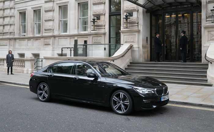 BMW 7er Limousine in Red Sparrow