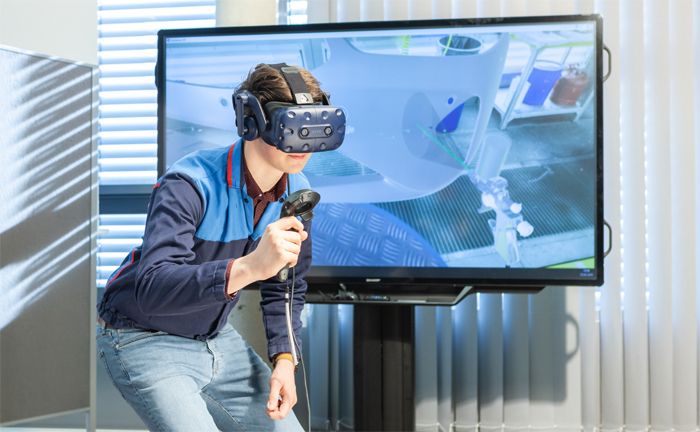 Die VR-Brille gibt ein reales Abbild eines Arbeitsplatzes wieder und leitet zur richtigen Ausführung an. Sie ermöglicht neue Tätigkeiten zu trainieren.