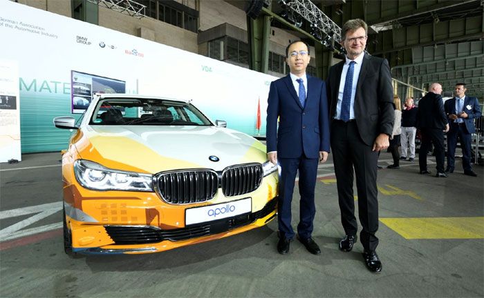 Zhenyu Li, Vizeprsident und General Manager der Baidu Intelligent Driving Group, und Klaus Frhlich, Vorstandsmitglied der BMW AG, Entwicklung