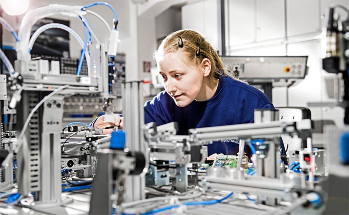 BMW Group Werk Berlin, Auszubildende fr den Beruf des Mechatronikers