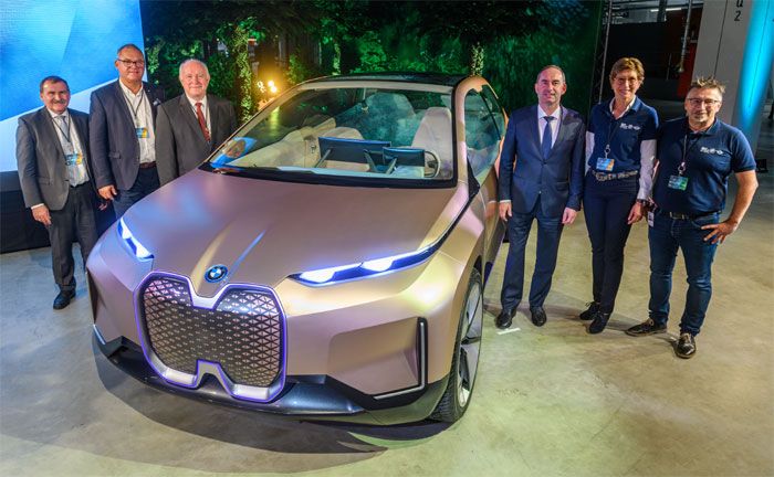 Future Mobility Day, BMW Vision iNEXT, BMW Group Werk Dingolfing: Bundestagsabgeordneter Max Straubinger, Dingolfings Brgermeister Josef Pellkofer, Landrat Heinrich Trapp, Bayerns Wirtschaftsminister Hubert Aiwanger, Werkleiterin Ilka Horstmeier sowie Be