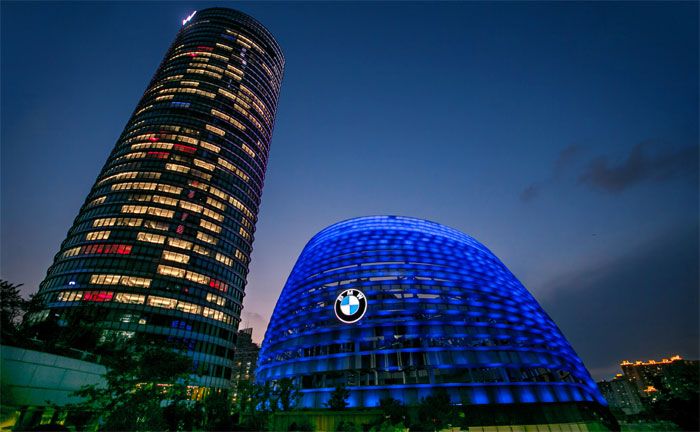 BMW Group Shanghai R&D Center bei Nacht