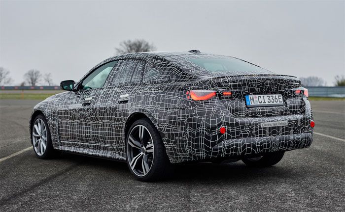 BMW i4 (Prototyp) - Heckansicht: Finale Kalibrierungsfahrten auf dem BMW Testgelände in Aschheim bei München