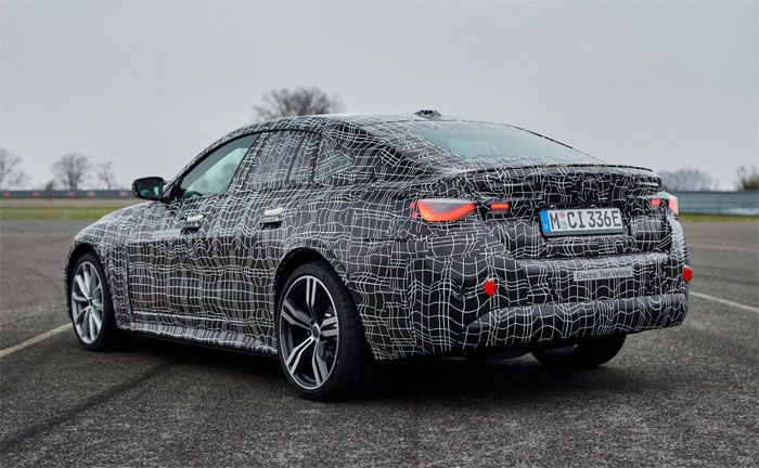 BMW i4 (Prototyp) - Heckansicht: Finale Kalibrierungsfahrten auf dem BMW Testgelnde in Aschheim bei Mnchen