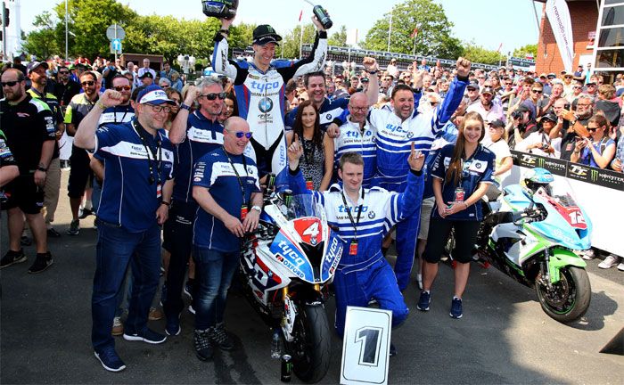 Isle of Man Tourist Trophy: Ian Hutchinson #4 (GBR), Team Tyco BMW Motorrad Racing, BMW S1000RR