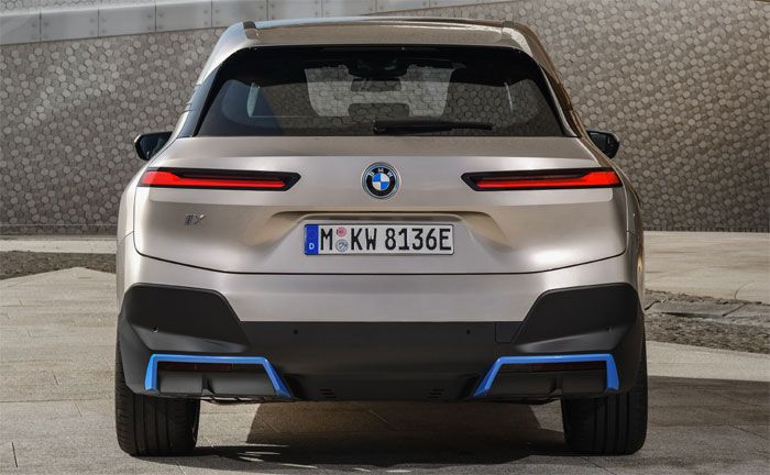 Der erste BMW iX - Heckansicht