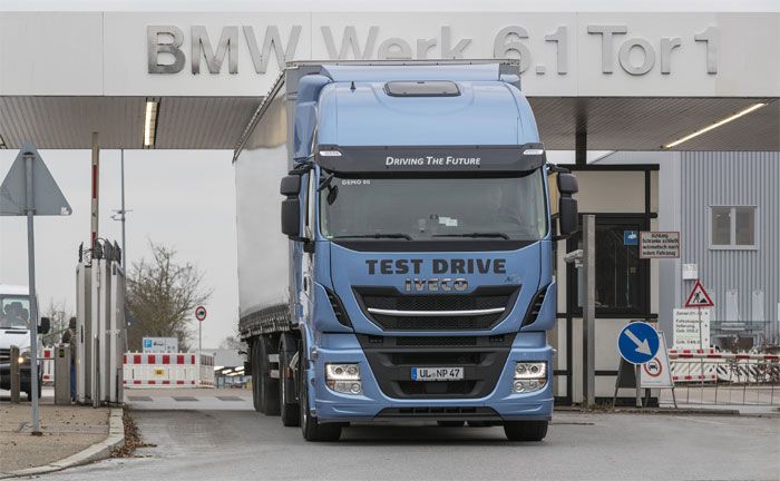 Lkw brachte Motoren vom BMW Group Werk Steyr ins Werk Regensburg