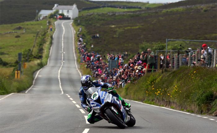 Isle of Man (GBR) Tourist Trophy: Team Tyco BMW Motorrad Racing Fahrer Ian Hutchinson #4 (GBR) auf BMW S1000RR