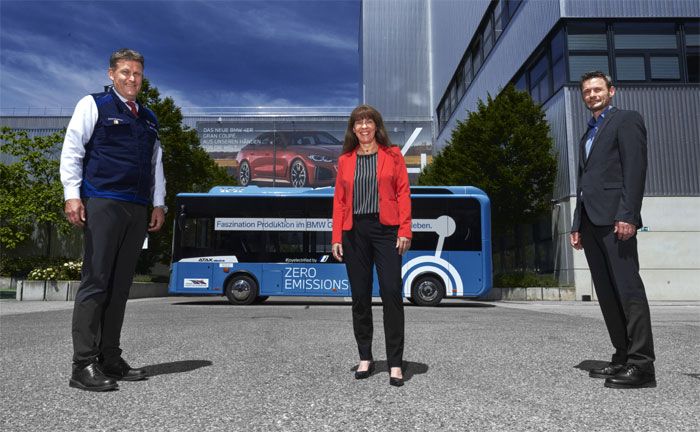 Wiederanlauf Werkfhrungen BMW Group Werk Mnchen, Werkleiter Dr. Robert Engelhorn, Brigitte Adelhardt, Leiterin Mobilitt/Services BMW Group und Christian Brettschneider, Geschftsfhrer Busunternehmen Brettschneider 