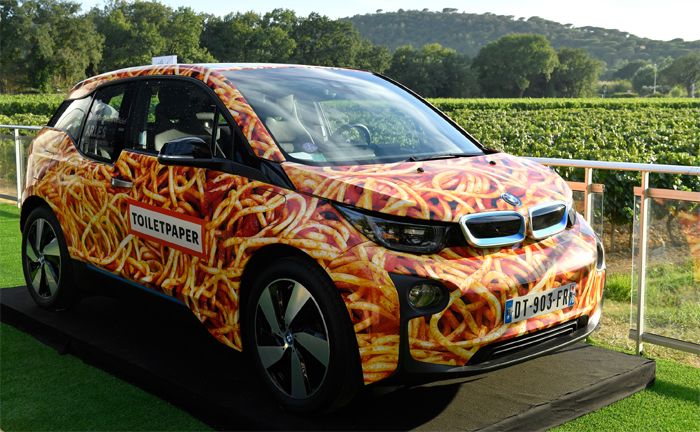 BMW i3 Spaghetti Car von Maurizio Cattelan und Pierpaolo Ferrari auf der vierten Saint-Tropez Gala der Leonardo DiCaprio Foundation ( Getty Images fr Leonardo DiCaprio Foundation)