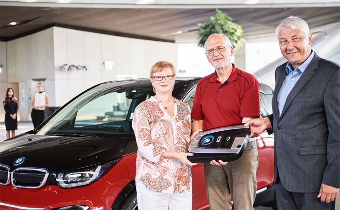 Gewinner der Benefiz-Verlosung der Aktion Sternstunden freuen sich in der BMW Welt ber ihr neues Elektroauto