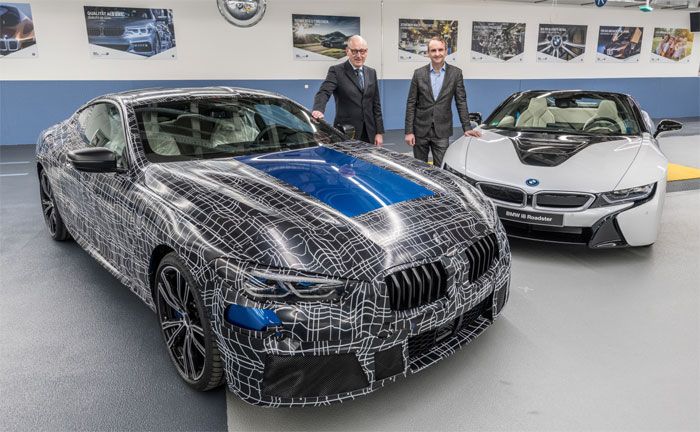 Dr. Andreas Wendt und Dr. Peter Fallbhmer vor einem getarnten Vorserienmodell des BMW 8er Coup und i8 Roadster