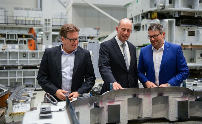 Wirtschaftsminister Tiefensee im Werkzeugbau mit Michael Eckl links und Alexander Eras rechts