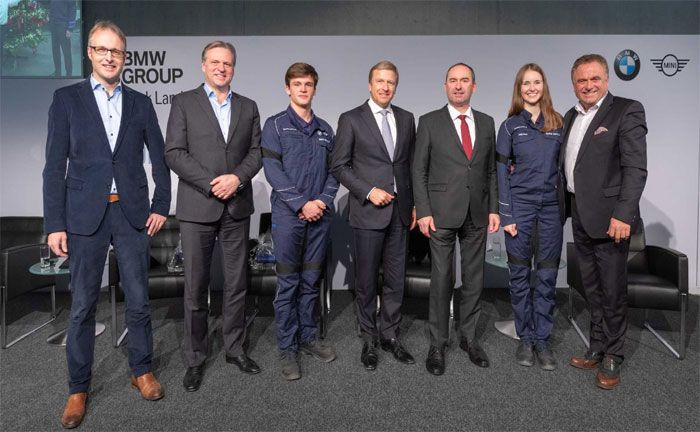 Staatsminister Hubert Aiwanger und Vorstandsvorsitzender Oliver Zipse diskutieren im BMW Group Werk Landshut ber Mobilitt von morgen