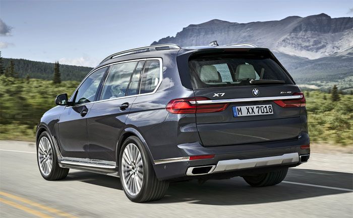 BMW X7 mit Design Pure Excellence in Artikgrau, Leichtmetallrder Styling 757, Heckansicht