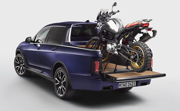 BMW X7 Pickup mit BMW F 850 GS Motorrad im Gepck