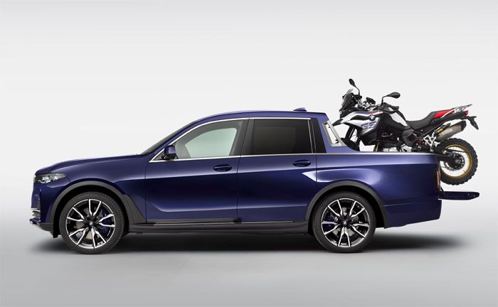 BMW X7 Pickup mit BMW F 850 GS Motorrad im Gepck