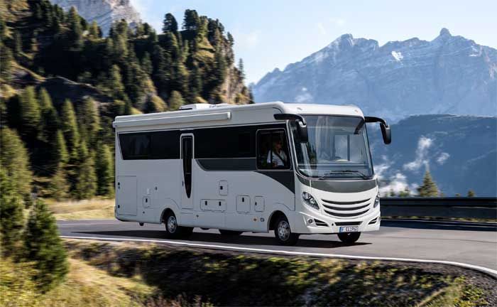 Reisemobil Liner vor einer atemberaubenden Bergkulisse ( Caravaning Industrie Verband e.V. (CIVD))