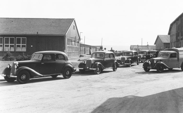 Daimler-Benz Pritschenwagen, Kastenwagen und Krankenwagen auf Basis des Personenwagens 170 V im Werk Sindelfingen. Rechts ein Krankenwagen auf Basis des 170 V.