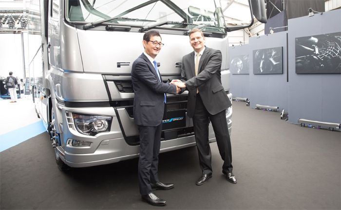 Marc Llistosella, Prsident & CEO von FUSO und Leiter von Daimler Trucks Asia, und Makato Tanno, verantwortlich fr FUSO Retail