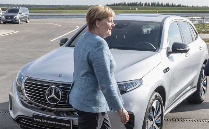 Bundeskanzlerin Angela Merkel bei der Erffnung des Daimler Prf- und Technologiezentrums Immendingen vor dem Mercedes-Benz EQC 400 4MATIC