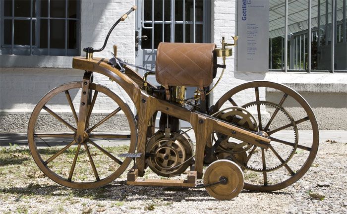 Nachbau des Daimler Reitwagens vor der Gottlieb-Daimler-Gedchtnissttte in Bad Cannstatt.