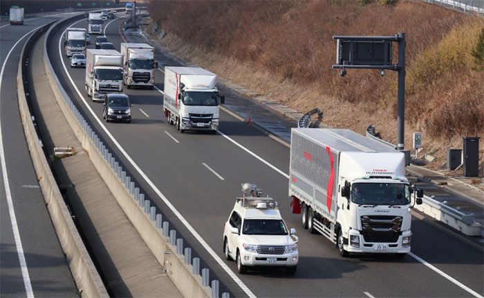 Daimler Trucks testet Platooning-Technologie