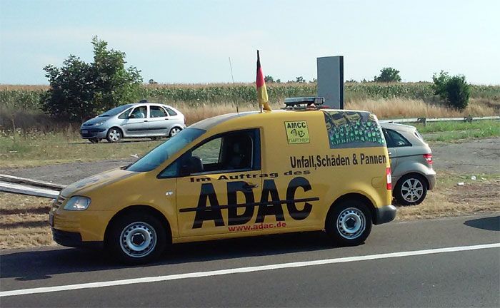 Tuschend echt: Ein Fahrzeug der falschen Pannenhelfer in Serbien.