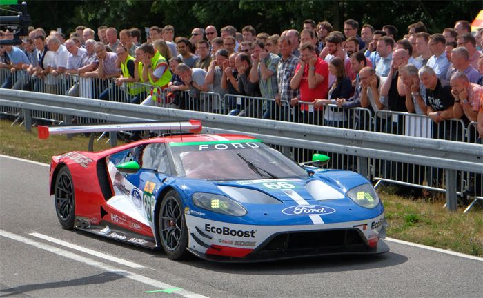 Ford GT-Rennpilot Stefan Mcke jagte mit rund 220 km/h ber den Klner Asphalt