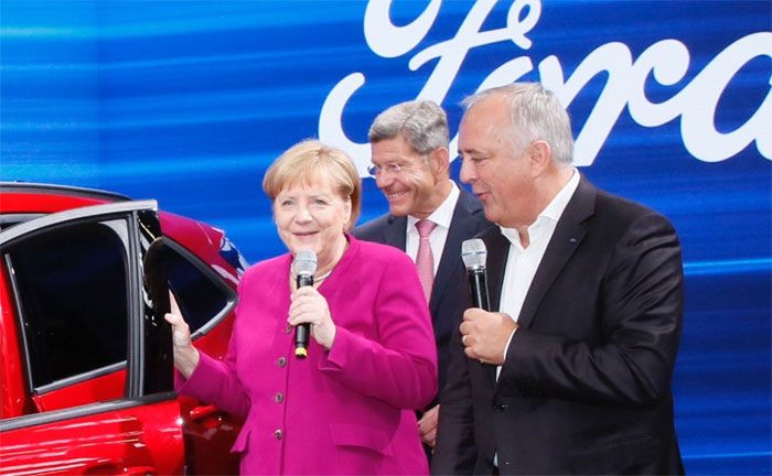 Bundeskanzlerin Angela Merkel besuchte Ford auf der IAA