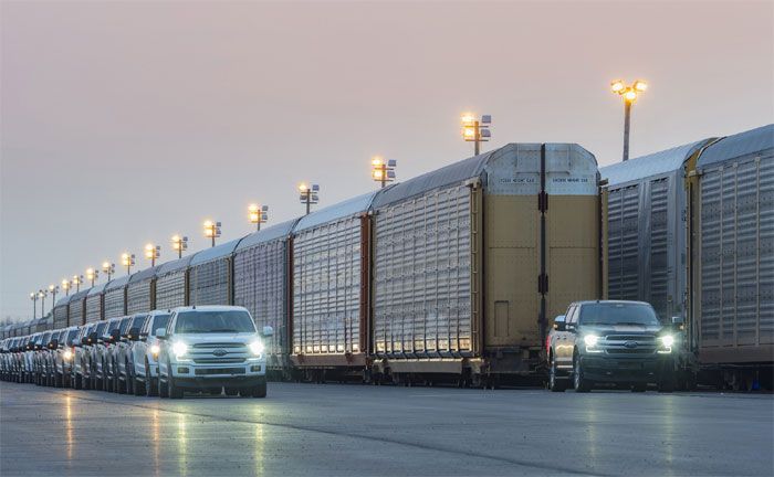 Batterie-elektrischer Ford F-150 zieht 10 Eisenbahn-Waggons