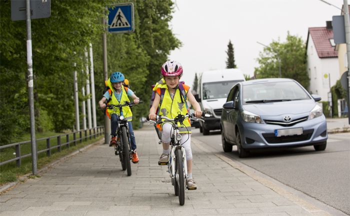 Alter und Fortbewegungsmittel bestimmen, wo sich Kinder und Jugendliche im Straßenverkehr bewegen dürfen.