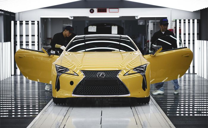 Takumi-Meister bauen das neue Grand Touring Coupé Lexus LC
