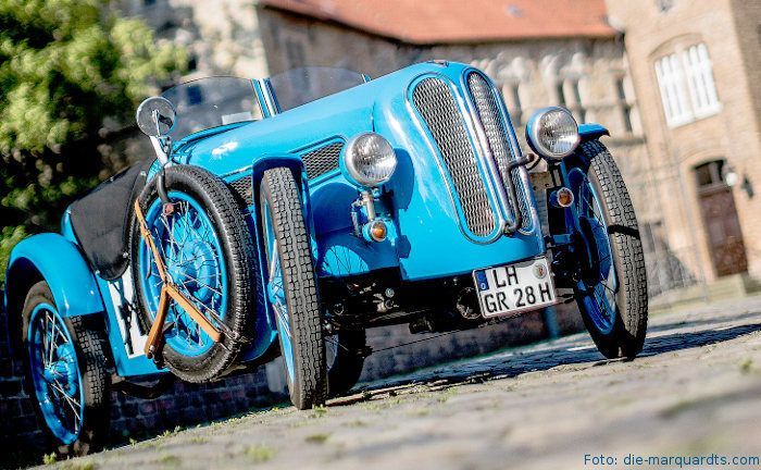 Auf einem Oldtimer von 1928, hier vor der Ldinghauser Burg, macht sich das Kennzeichen besonders gut.