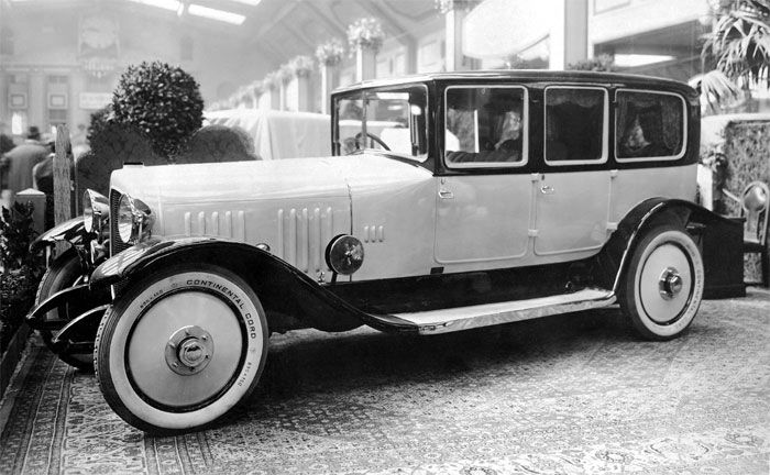 Deutsche Automobil-Ausstellung in Berlin, 1921: Die Maybach-Motorenbau GmbH präsentiert ihr erstes Automobil, einen Maybach W 3. Die Karosserie stammt von Auer aus Cannstatt.